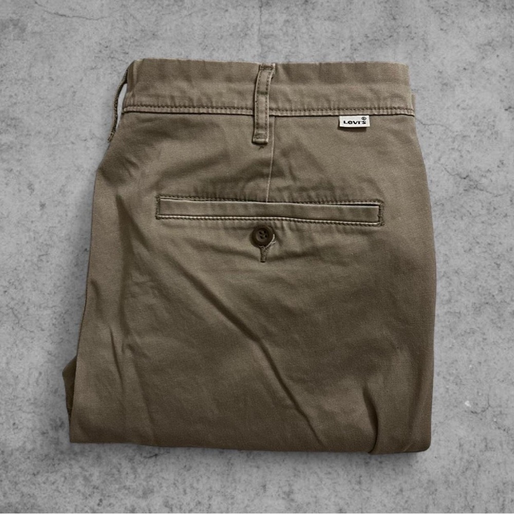 beige khaki levi’s chino pants | 38x30